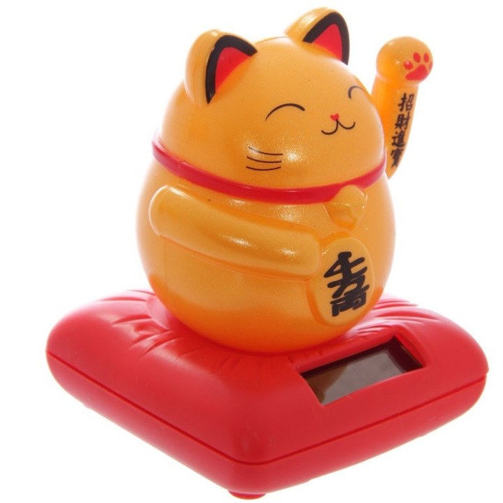 Winkekatze Glücksbringer SOLAR Maneki Neko Feng Shui Katze auf Kissen H: 9,5cm