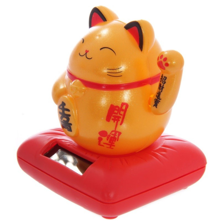 Winkekatze Glücksbringer SOLAR Maneki Neko Feng Shui Katze auf Kissen H: 9,5cm